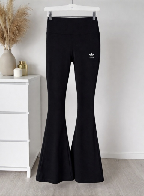 Rozkloszowane legginsy adidas